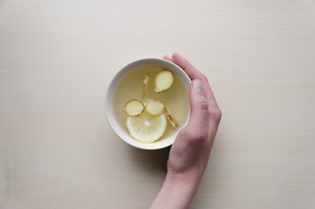 Wärmender Kräutertee mit Kurkuma
